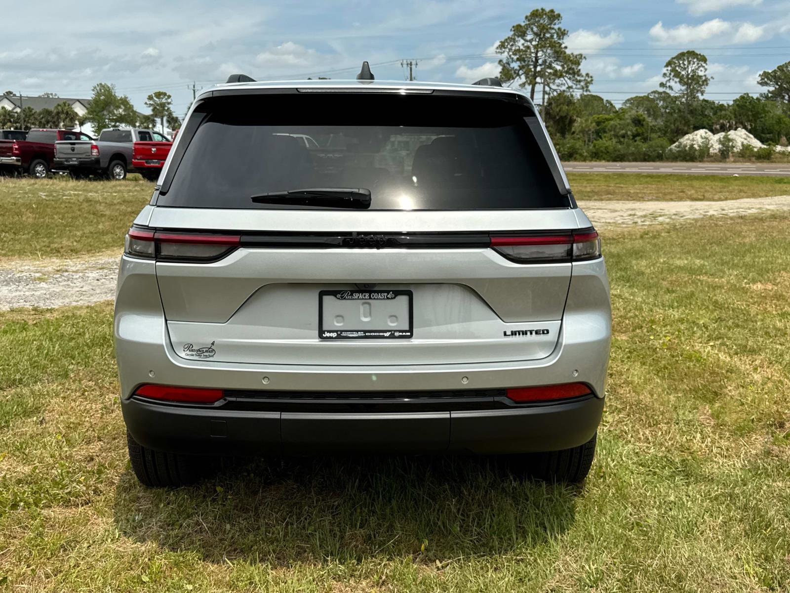 New 2025 Jeep Grand Cherokee Limited w/ Black Appearance Package image 4