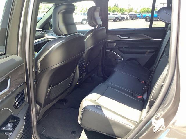 New 2023 Jeep Grand Cherokee Overland w/ Luxury Tech Group IV AWD/4WD image 25