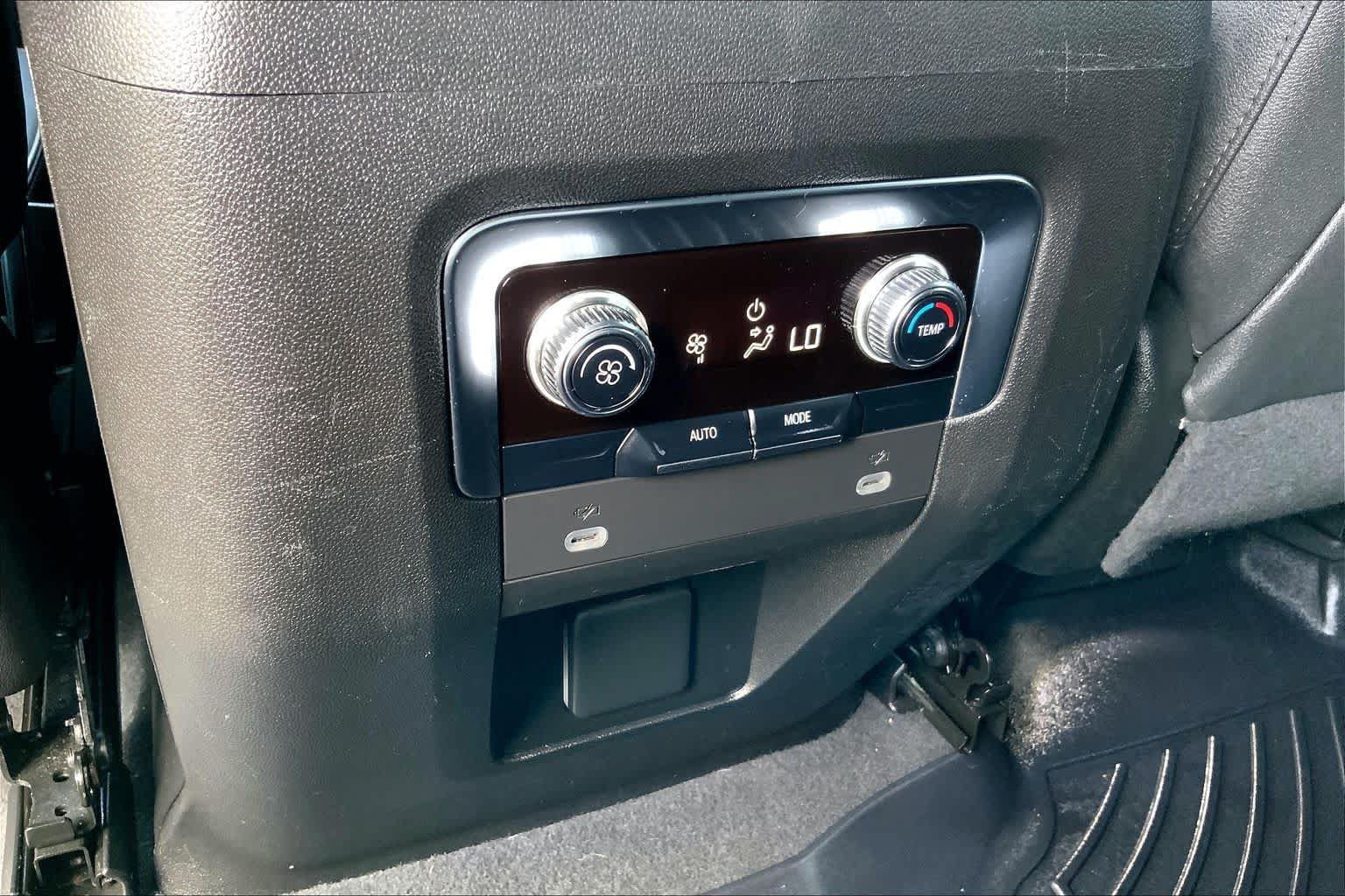 Used 2023 GMC Yukon SLT AWD/4WD image 36