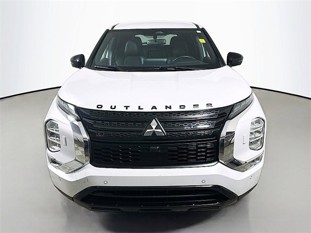 Used 2023 Mitsubishi Outlander SE image 2