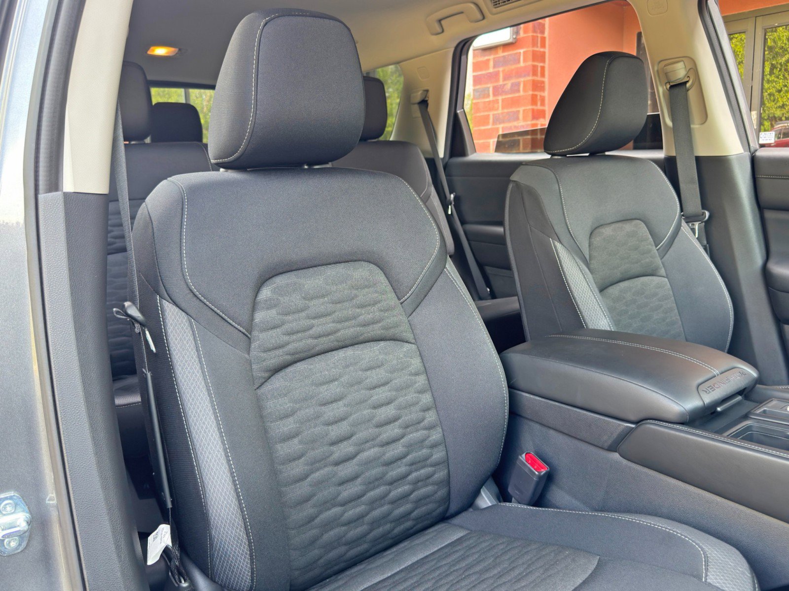 Used 2025 Nissan Pathfinder S FWD image 32