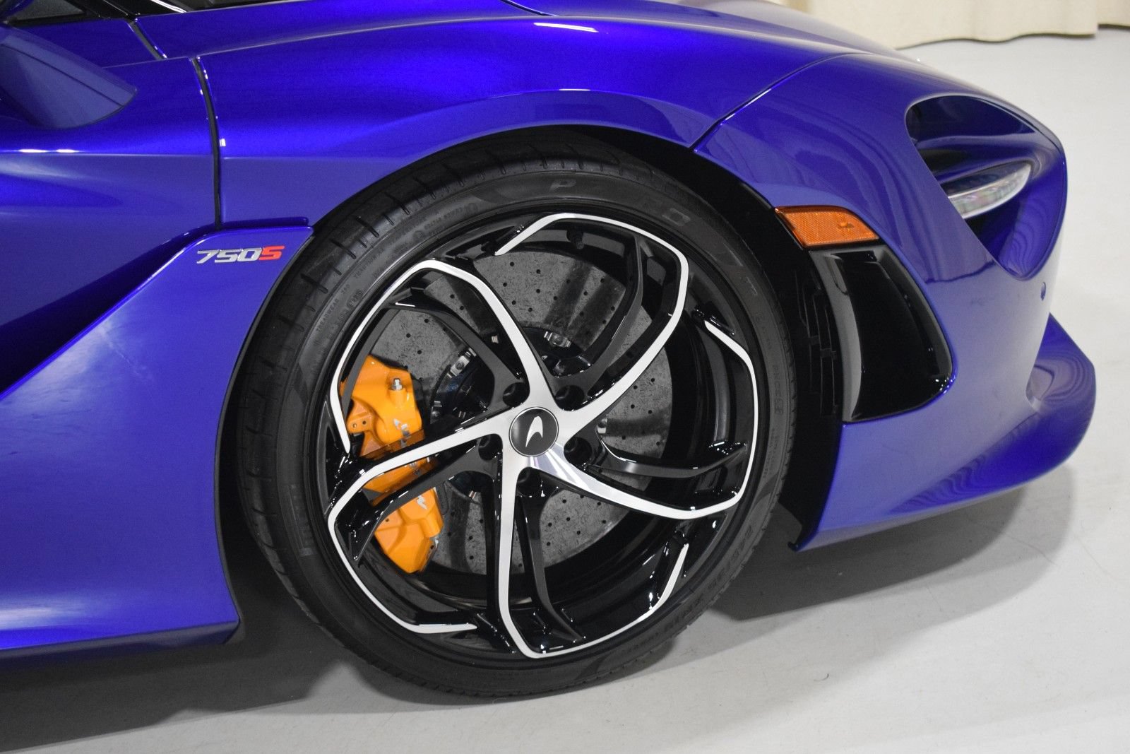 Used 2024 McLaren 750S Spider RWD image 18