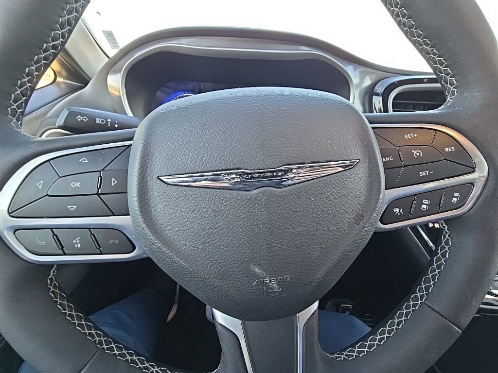 Used 2025 Chrysler Pacifica Select FWD image 12
