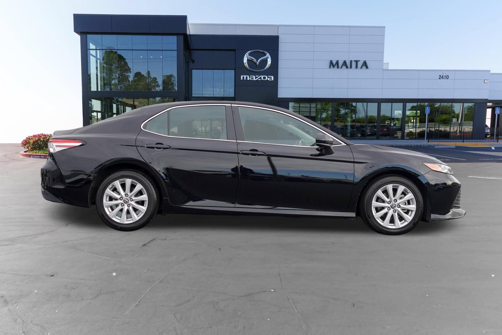 Used 2019 Toyota Camry LE FWD image 2