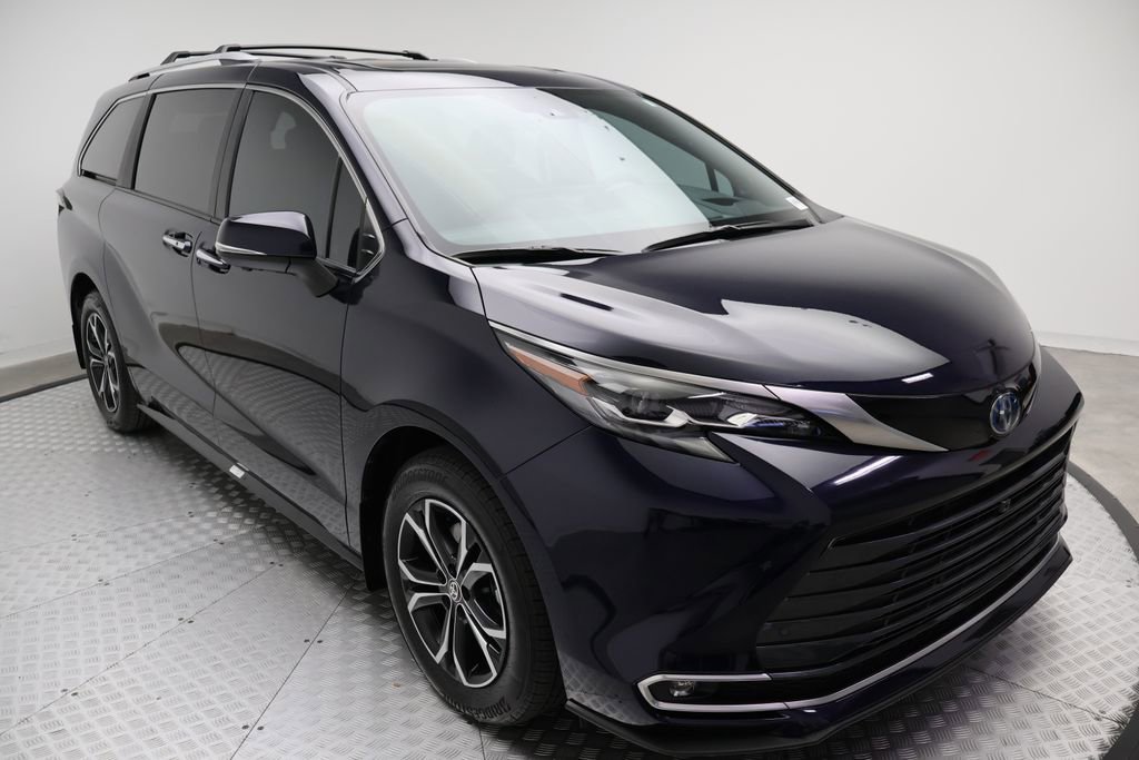 Certified 2025 Toyota Sienna Platinum image 6