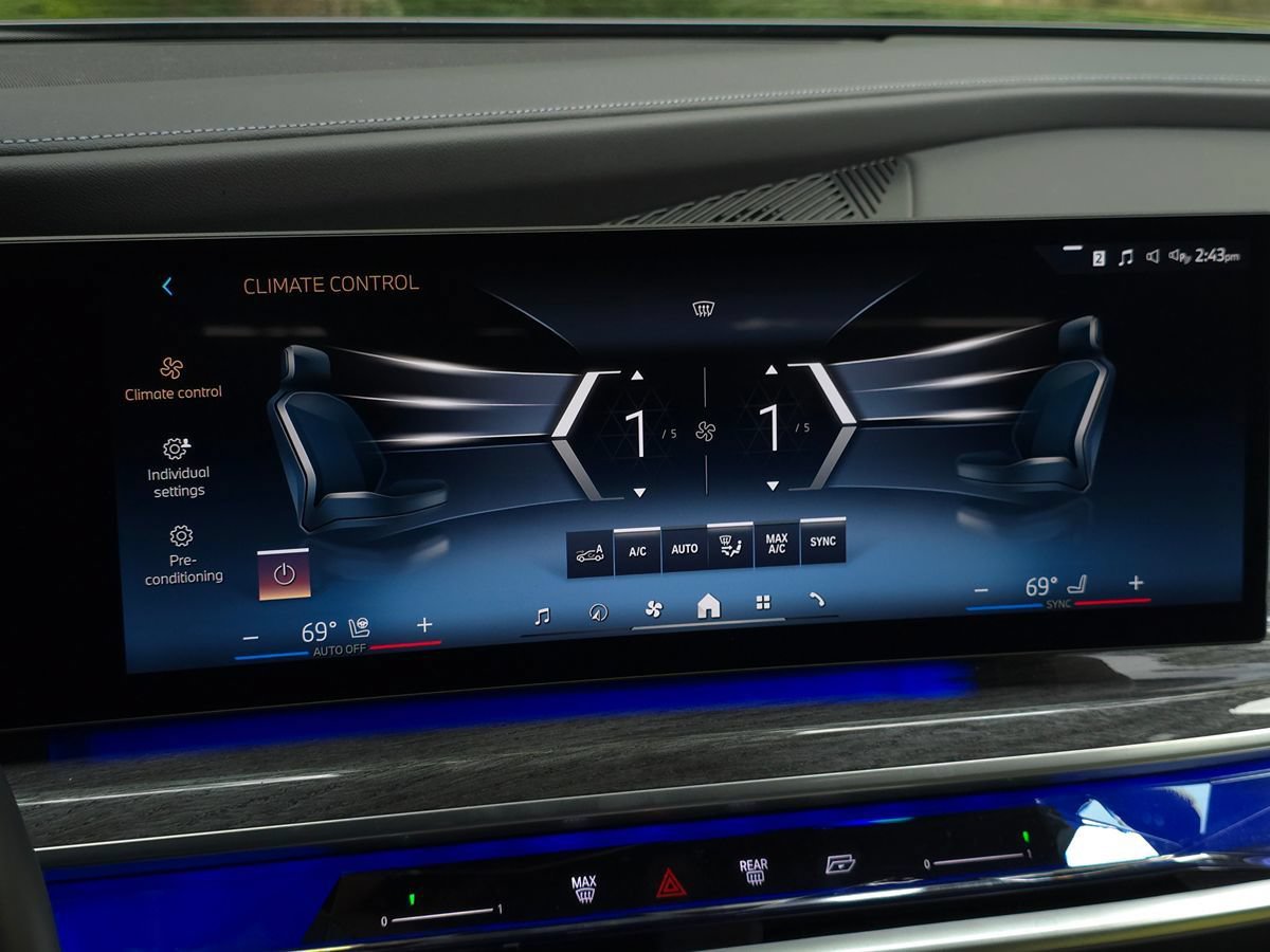 Used 2023 BMW i7 xDrive60 w/ Parking Assistance Package AWD/4WD image 47