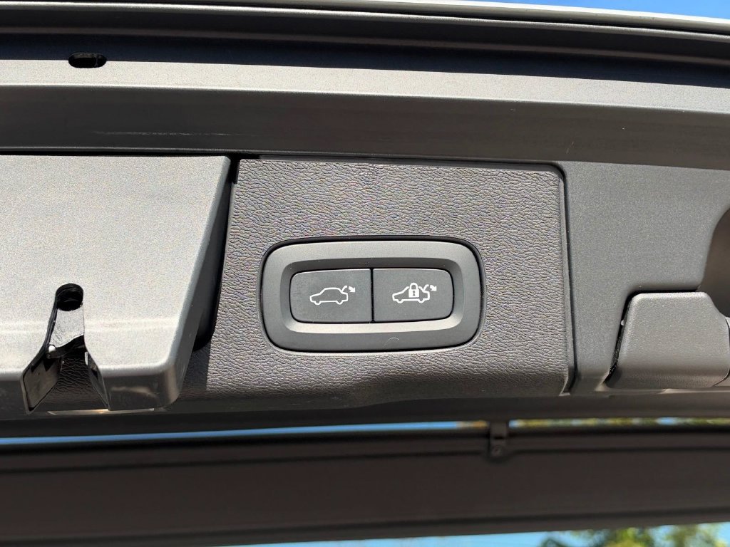 Certified 2024 Volvo XC60 B5 Plus w/ Protection Package Premier AWD/4WD image 6
