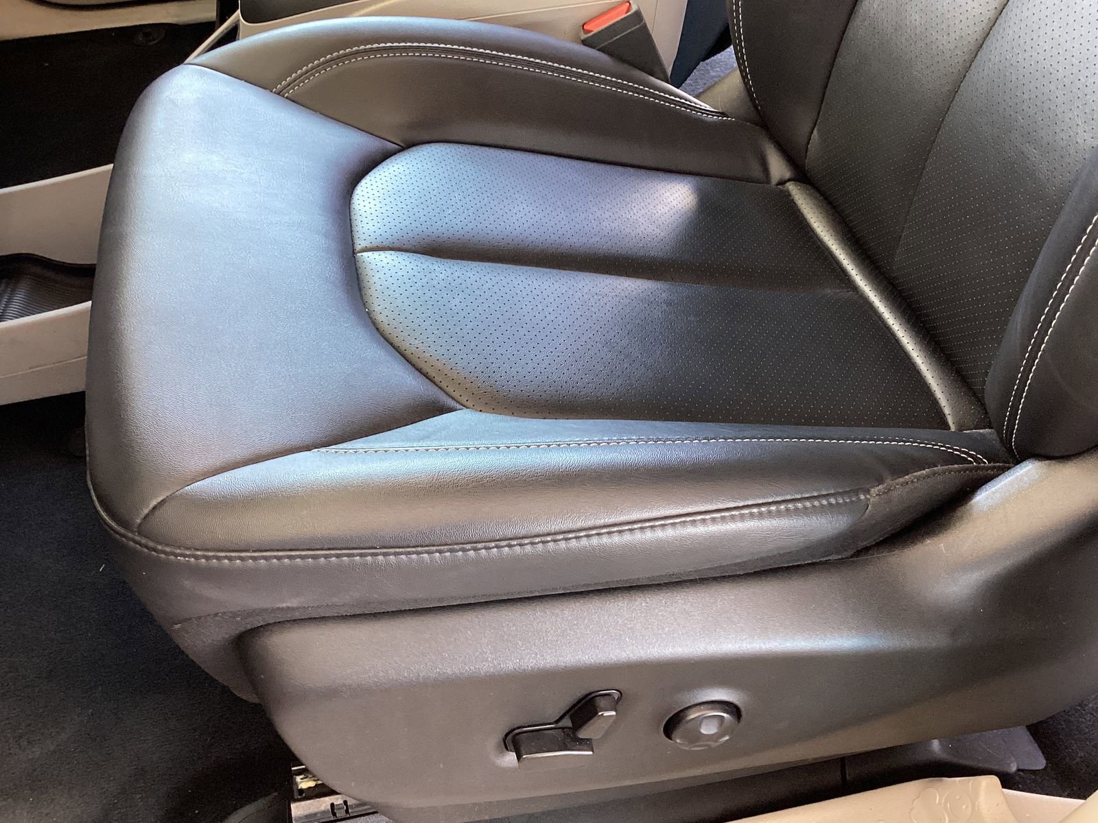 Used 2024 Chrysler Pacifica Select image 12