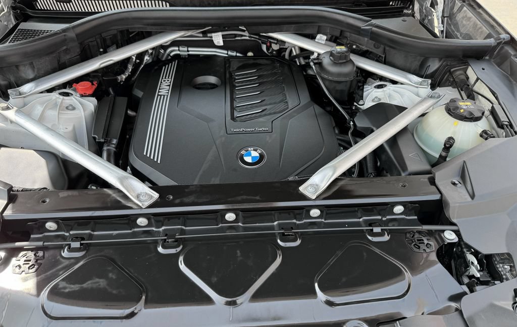 Used 2022 BMW X5 xDrive40i w/ Parking Assistance Package AWD/4WD image 12