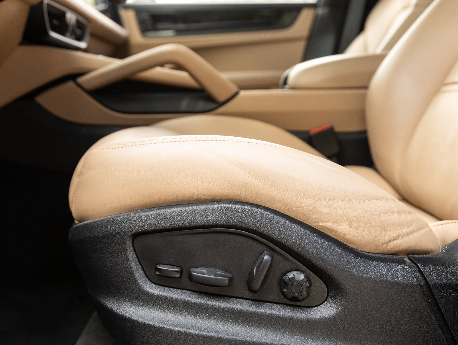 Certified 2025 Porsche Cayenne GTS AWD/4WD image 23