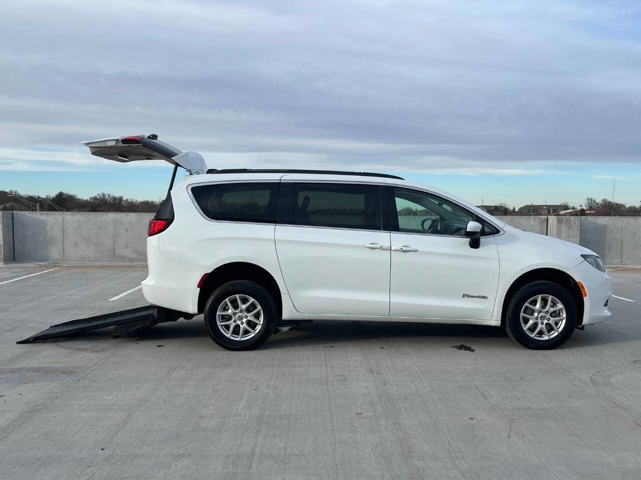 Used 2021 Chrysler Voyager Lxi image 3