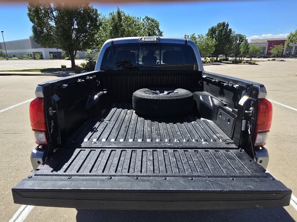 Used 2020 Toyota Tacoma SR5 AWD/4WD image 14