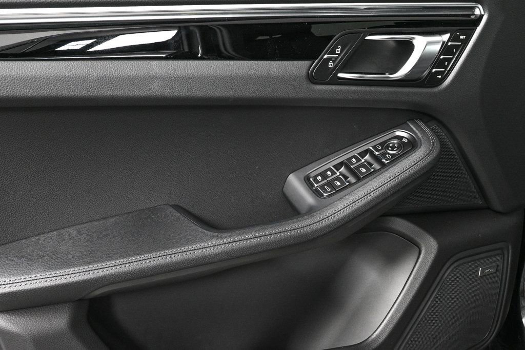 Certified 2026 Porsche Macan AWD/4WD image 6