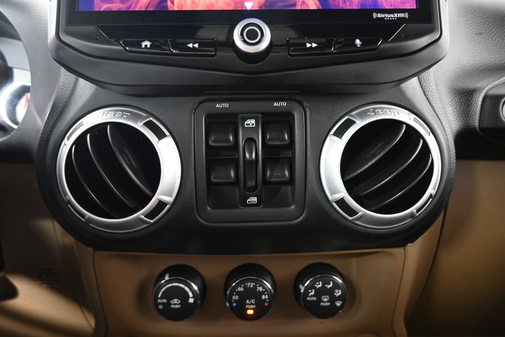 Used 2014 Jeep Wrangler Unlimited Sahara w/ Connectivity Group AWD/4WD image 27