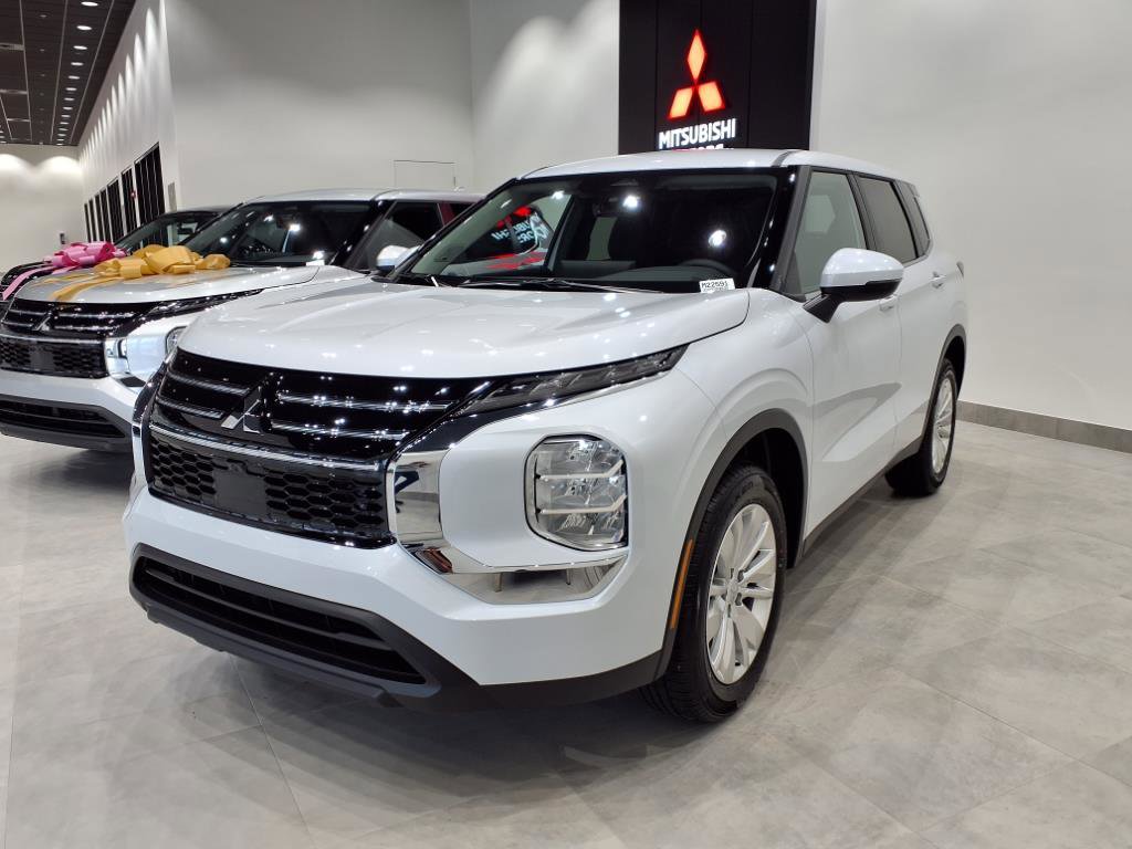 New 2025 Mitsubishi Outlander ES image 1