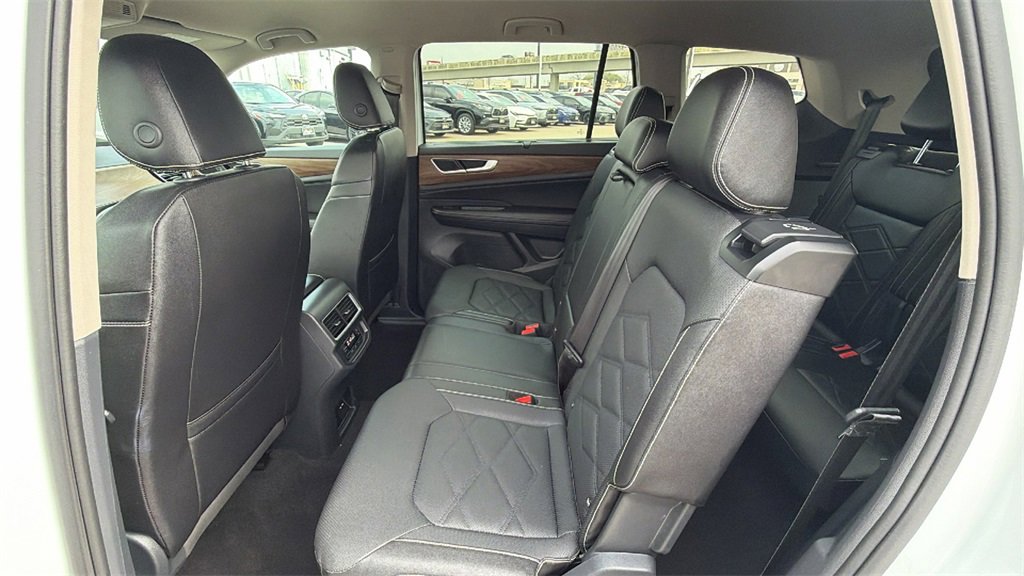 Used 2025 Volkswagen Atlas SE image 17