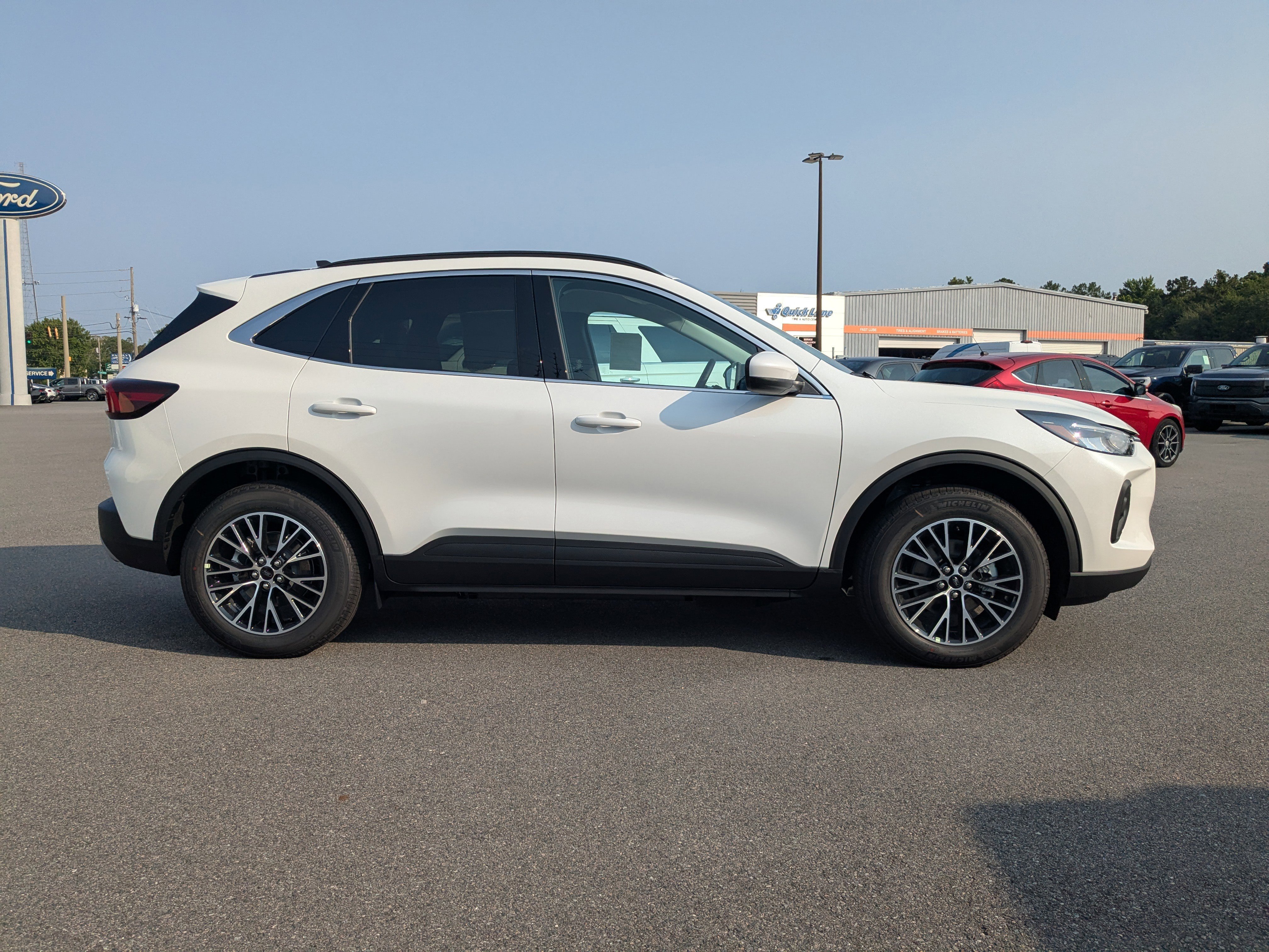 New 2025 Ford Escape SE image 3