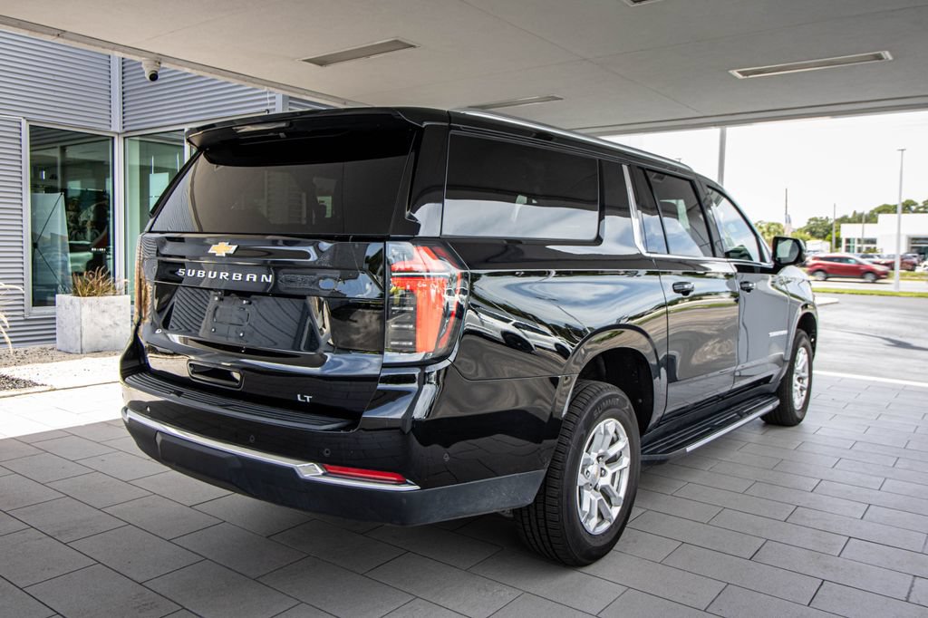 Used 2025 Chevrolet Suburban LT RWD image 2