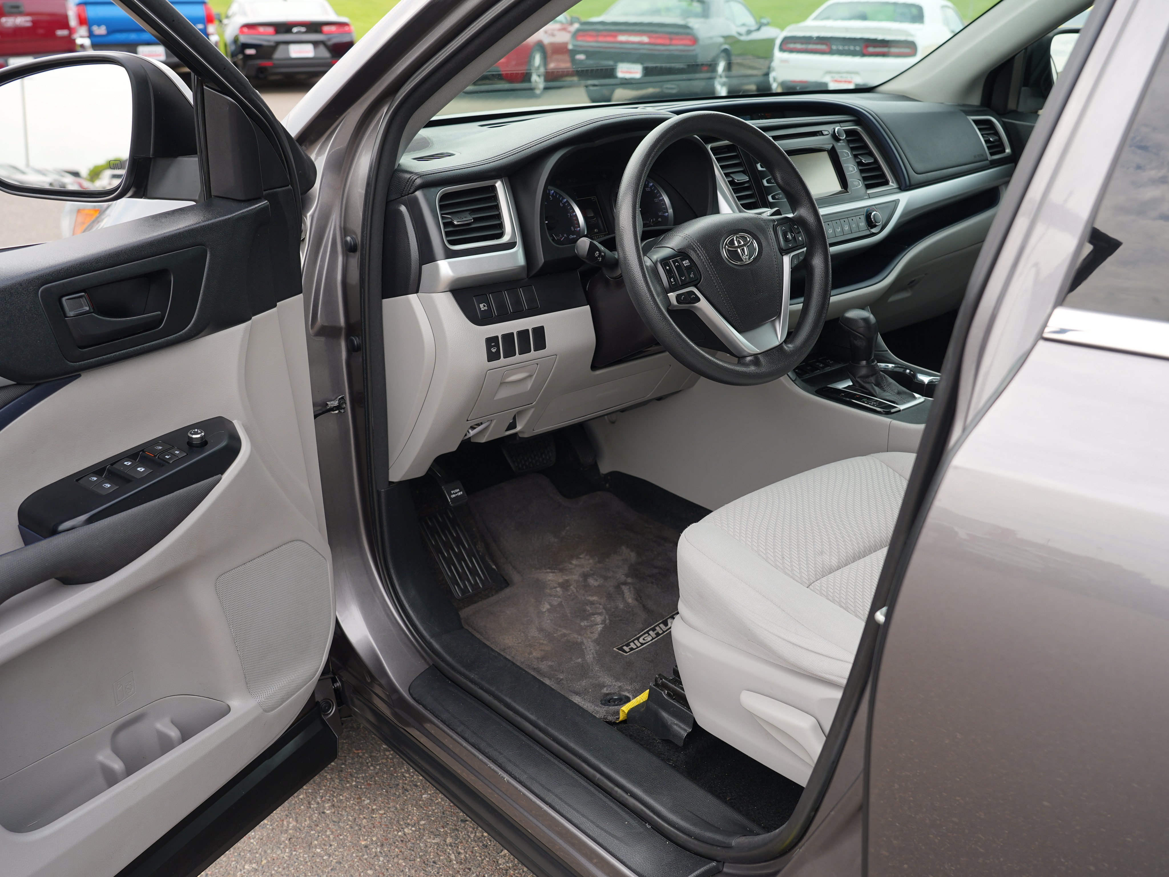 Used 2017 Toyota Highlander LE w/ Carpet Mat Package AWD/4WD image 13