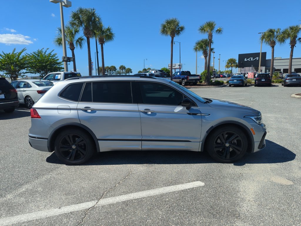 Used 2023 Volkswagen Tiguan SE R-Line FWD image 3