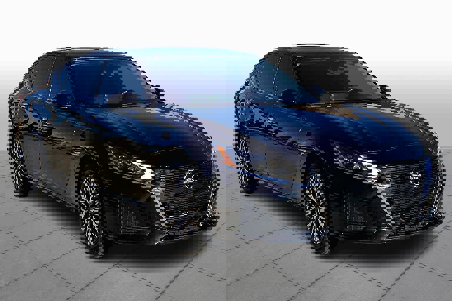 Used 2023 Nissan Altima 2.5 SV w/ SV Premium Package image 2