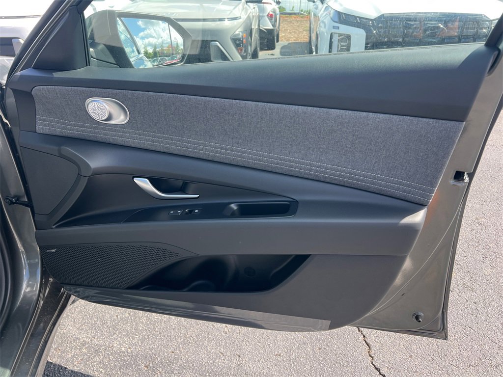 Used 2025 Hyundai Elantra Limited image 14