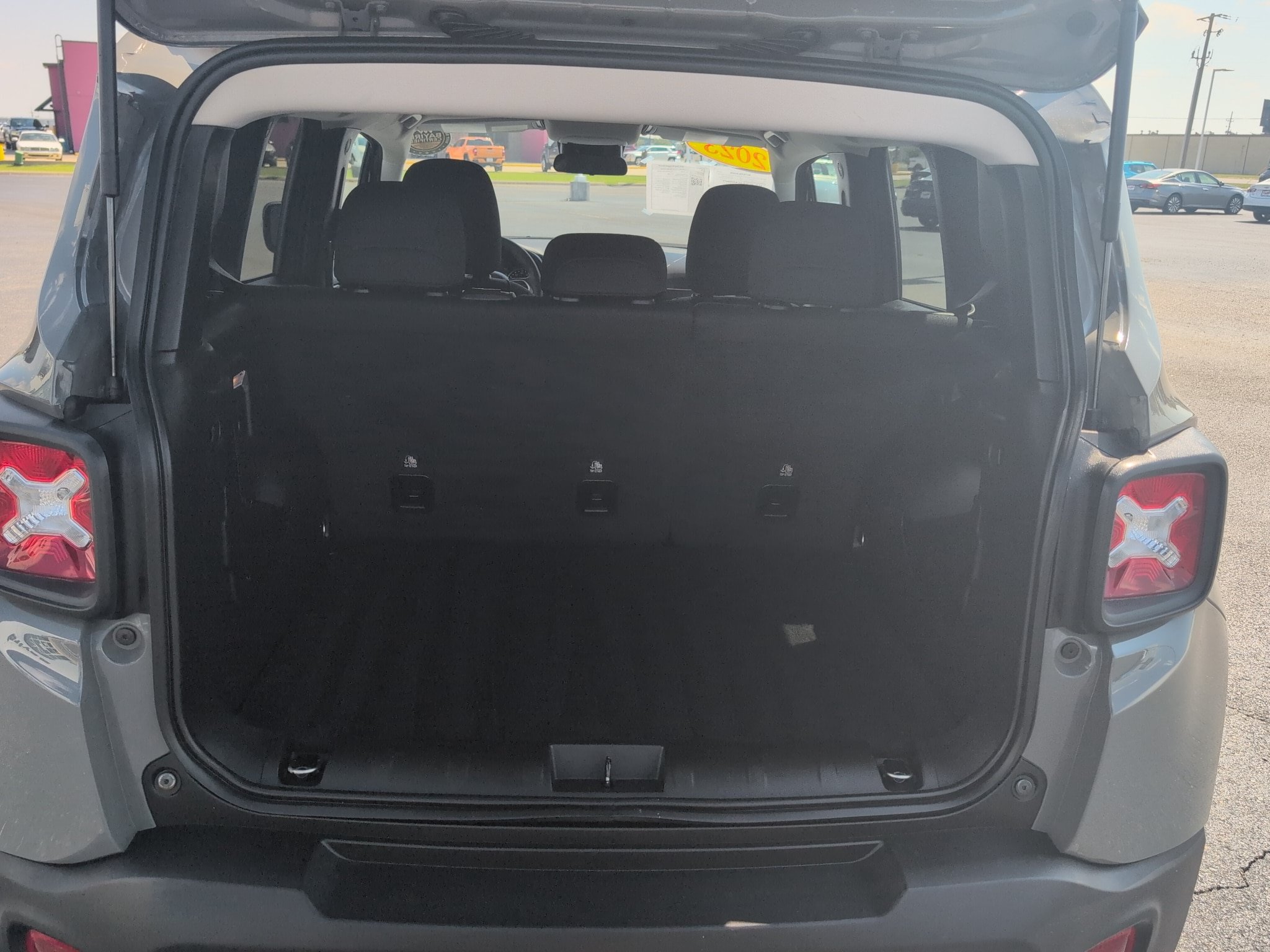 Used 2023 Jeep Renegade Latitude AWD/4WD image 12