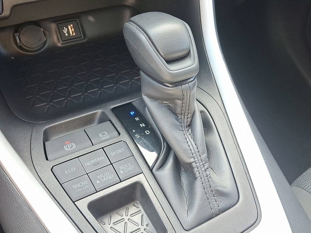 Used 2025 Toyota RAV4 LE AWD/4WD image 15
