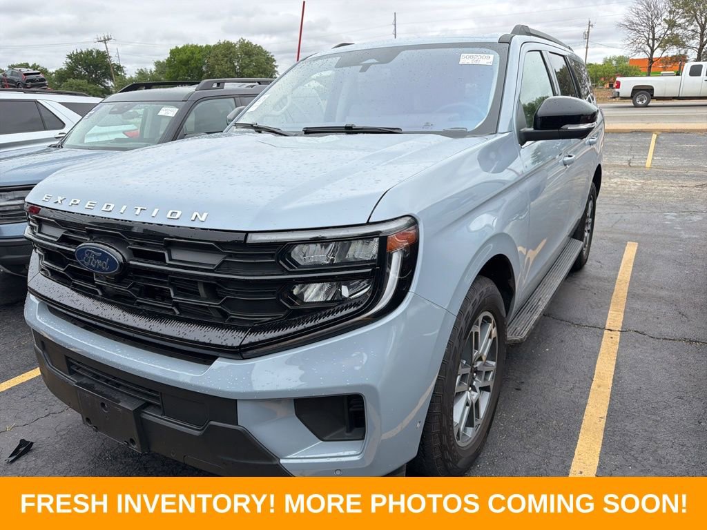 Used 2025 Ford Expedition Active AWD/4WD image 3