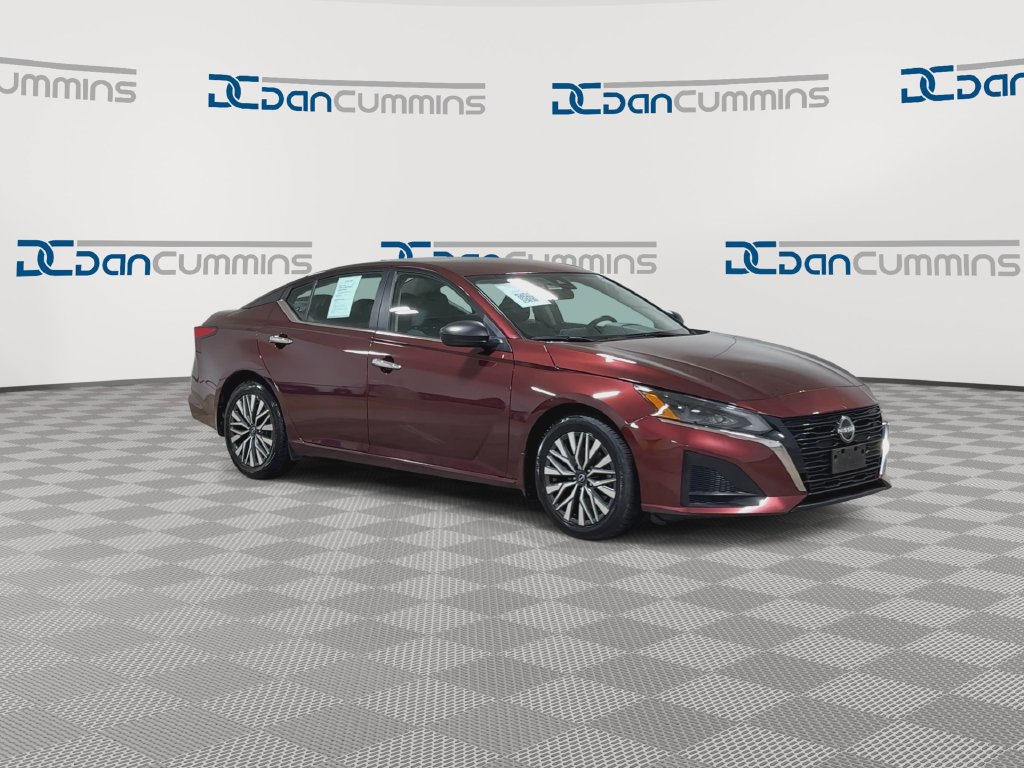 Used 2024 Nissan Altima 2.5 SV FWD image 2
