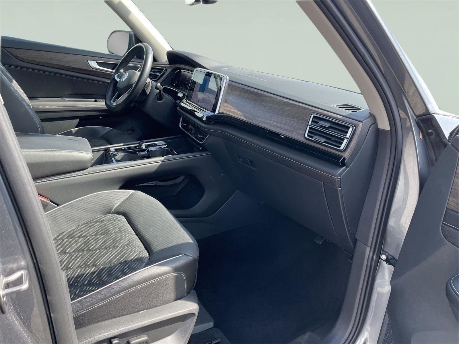 Used 2024 Volkswagen Atlas SEL Premium R-Line image 21