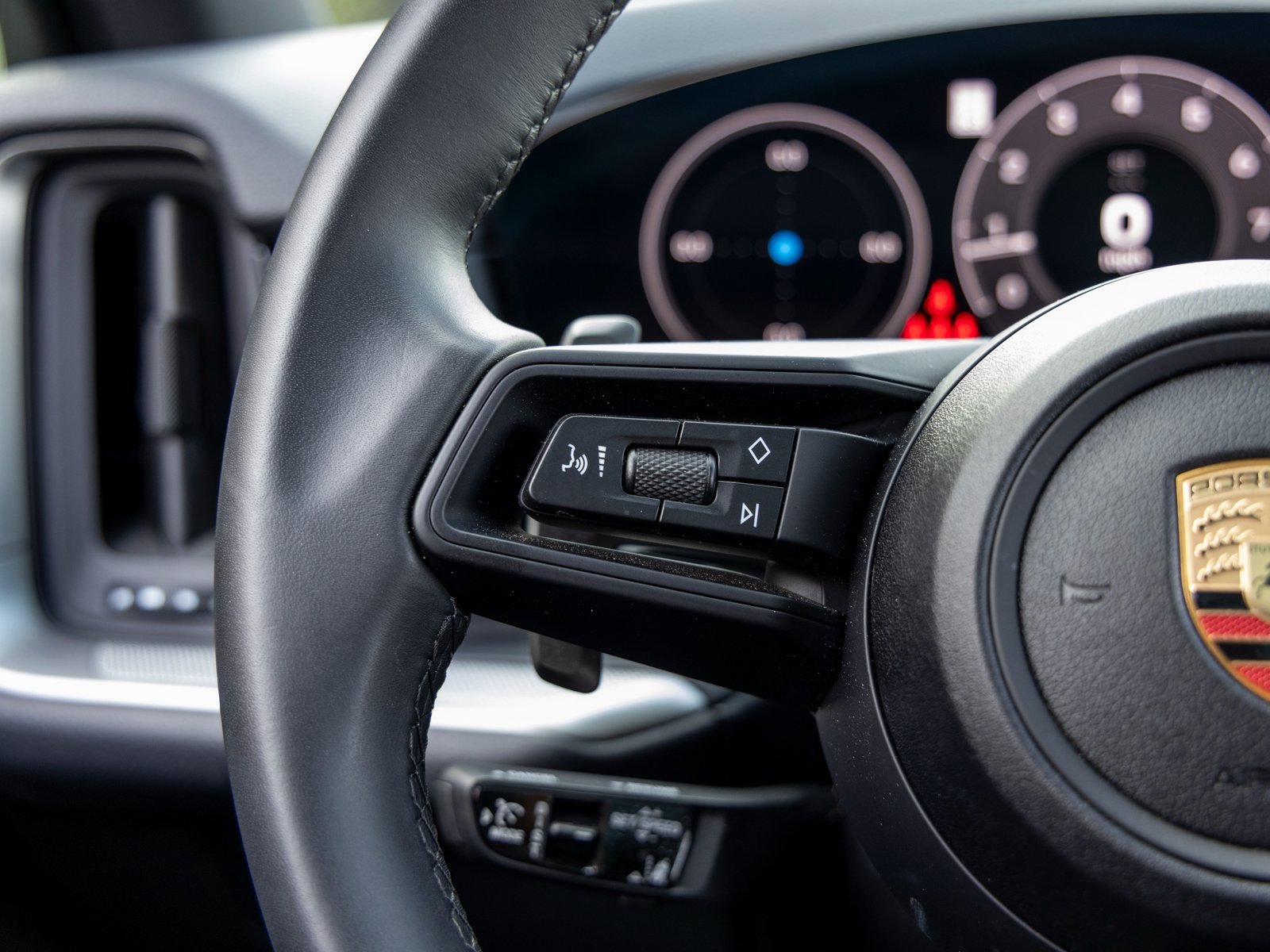 Certified 2025 Porsche Cayenne image 30