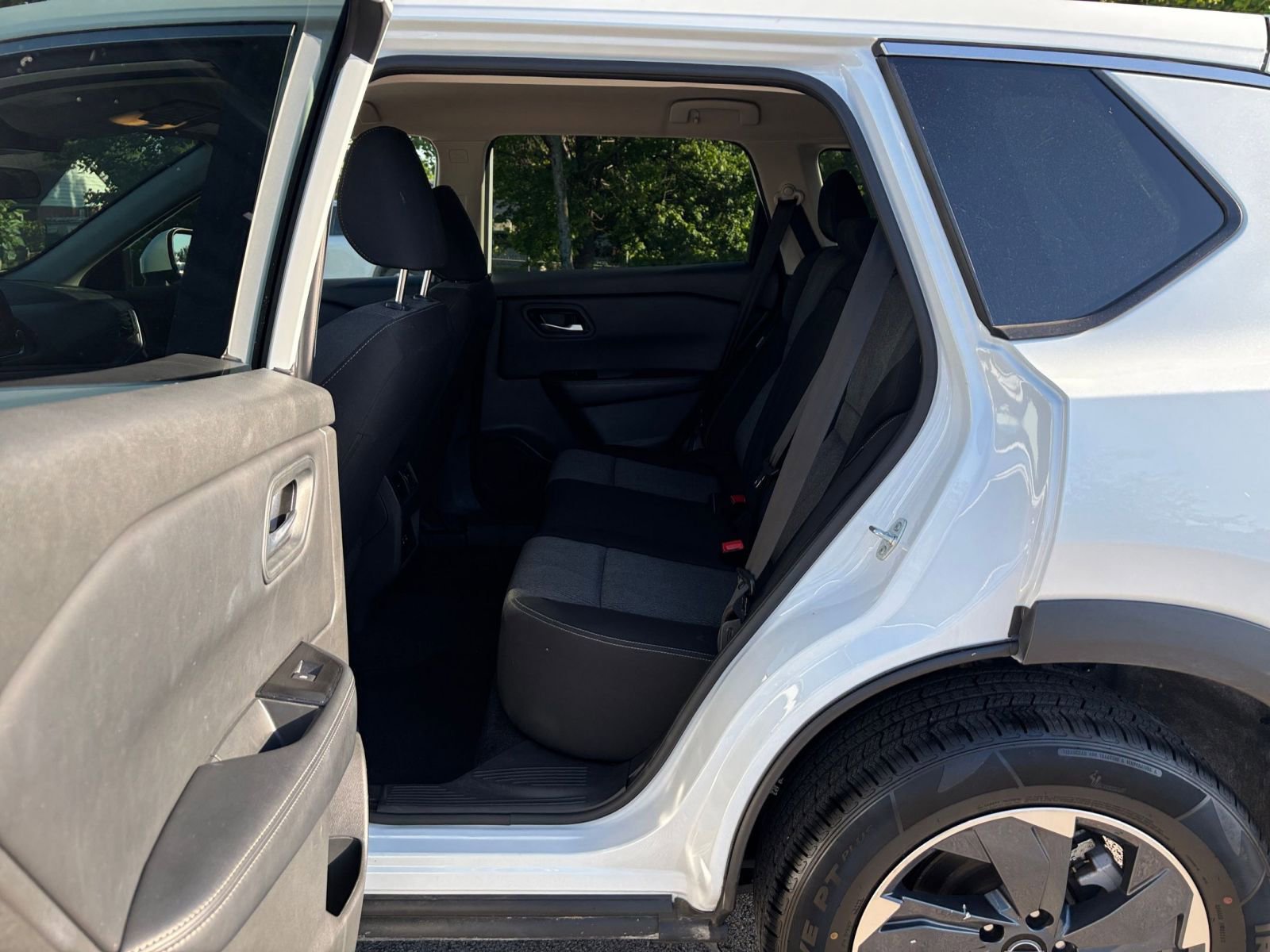 Used 2025 Nissan Rogue SV FWD image 27
