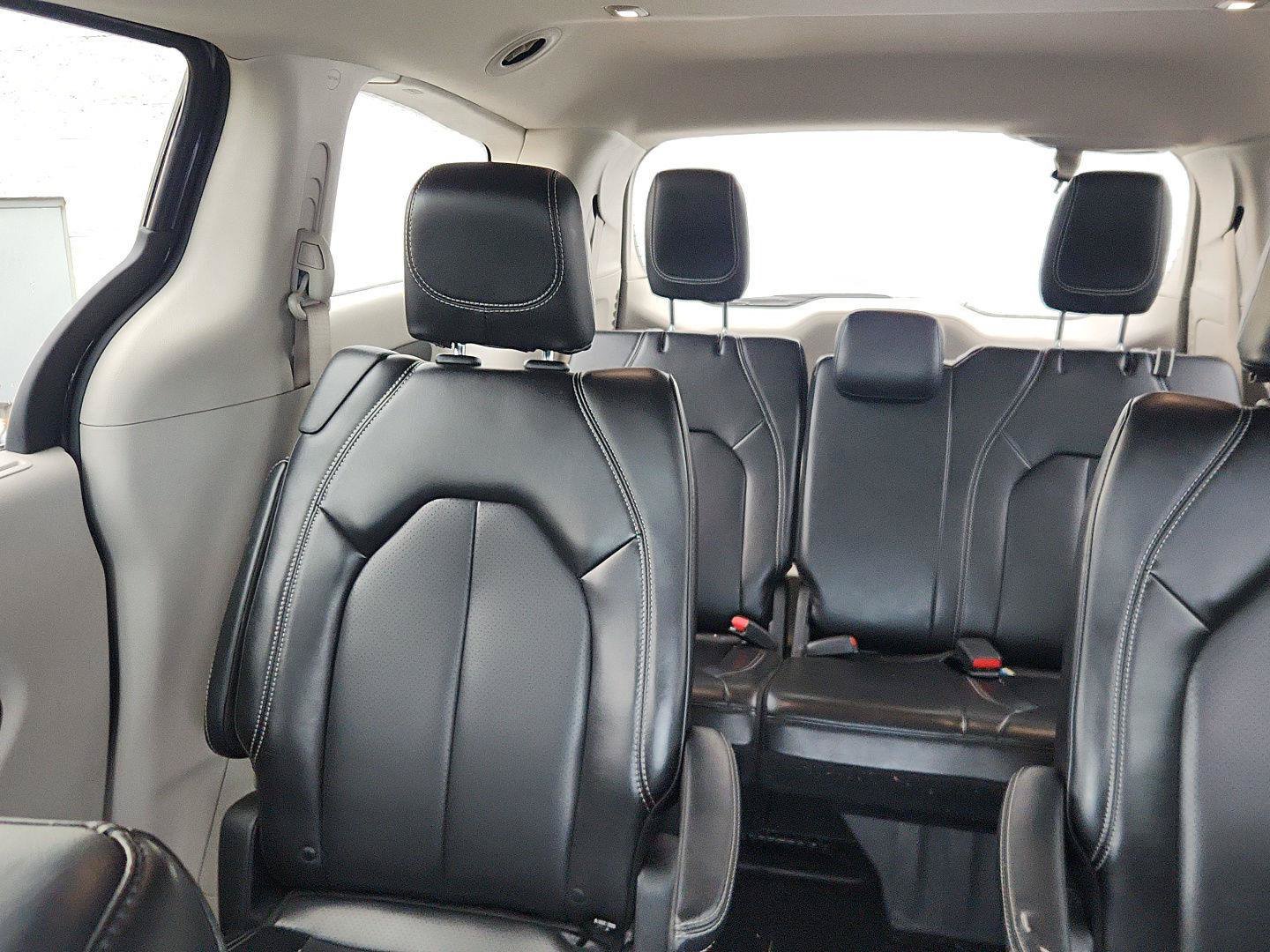 Used 2023 Chrysler Pacifica Touring-L FWD image 14