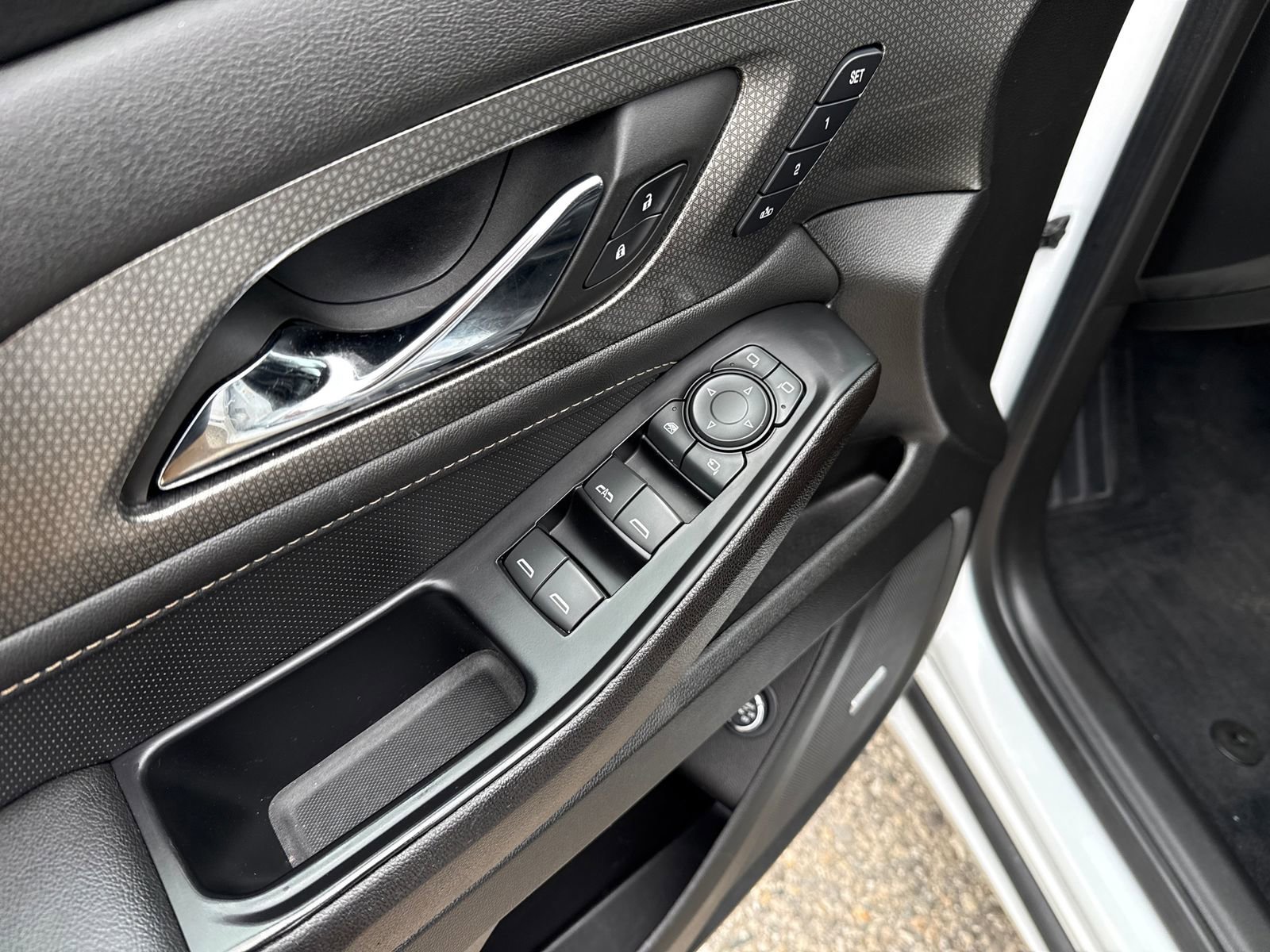 Used 2023 Chevrolet Traverse Premier AWD/4WD image 11