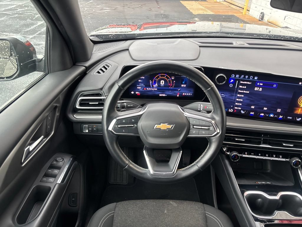 Used 2024 Chevrolet Traverse LT FWD image 3