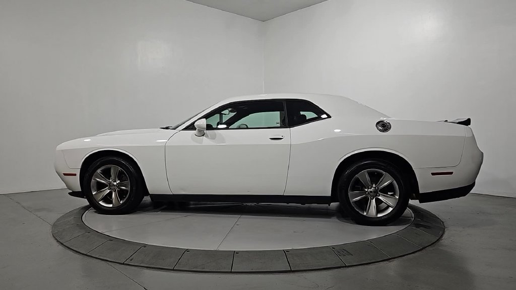 Used 2016 Dodge Challenger SXT w/ Driver Convenience Group RWD image 2