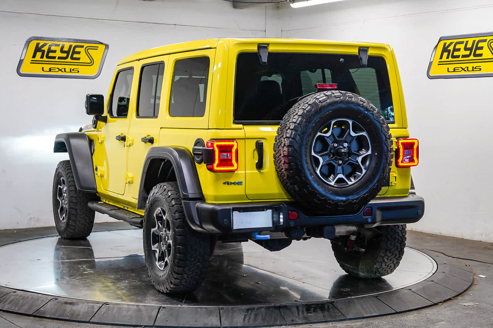 Used 2022 Jeep Wrangler Unlimited Rubicon 4xe w/ Cold Weather Group AWD/4WD image 2