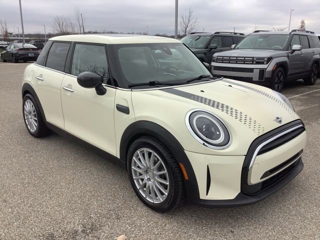 Used 2023 MINI Cooper 4-Door Hardtop image 3