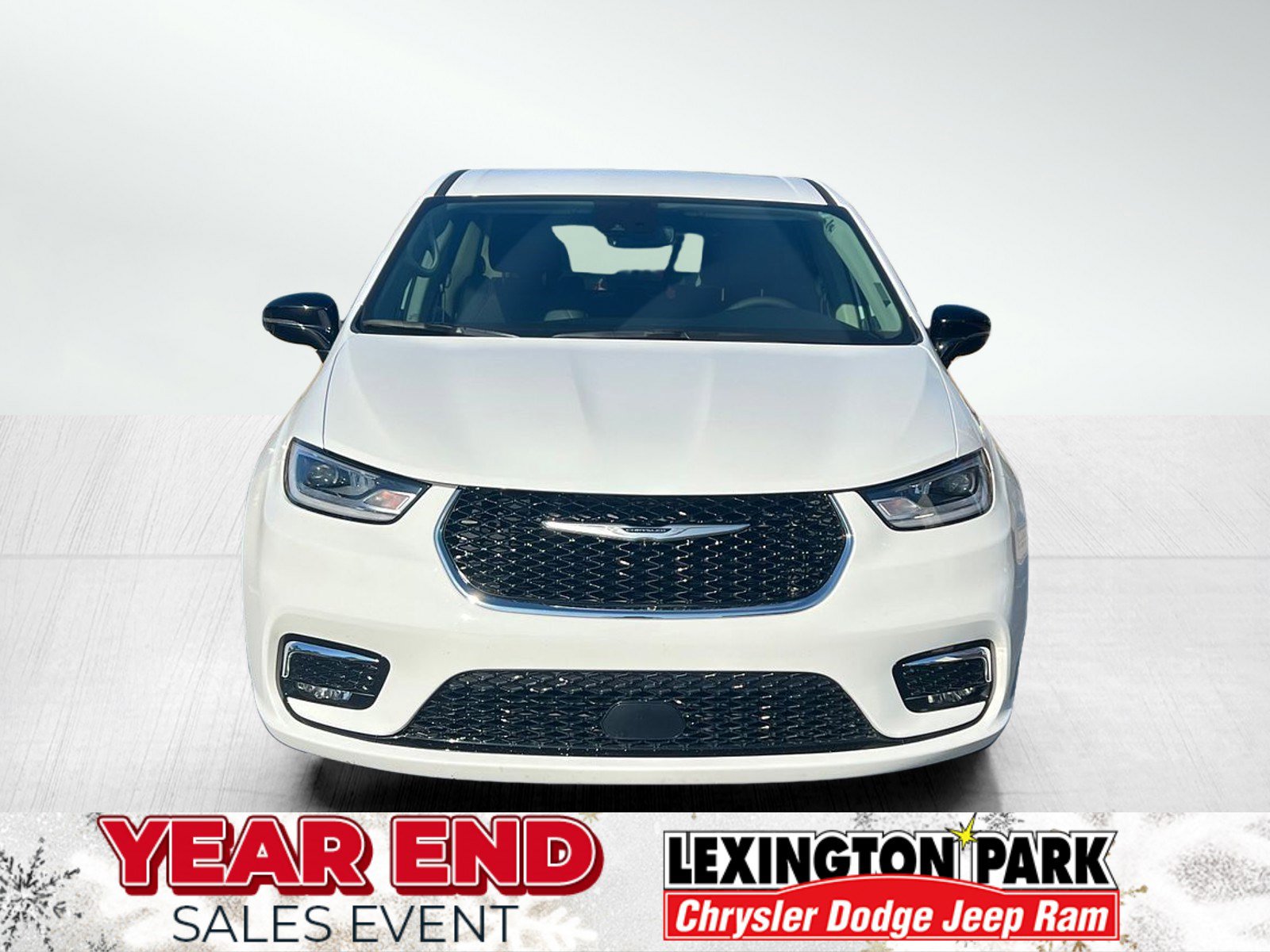 Used 2024 Chrysler Pacifica Select w/ Uconnect Theater Family Group image 5