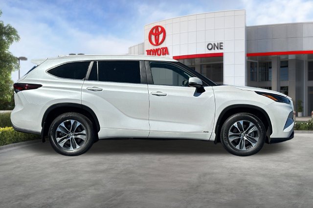 Certified 2026 Toyota Highlander XLE AWD/4WD image 3