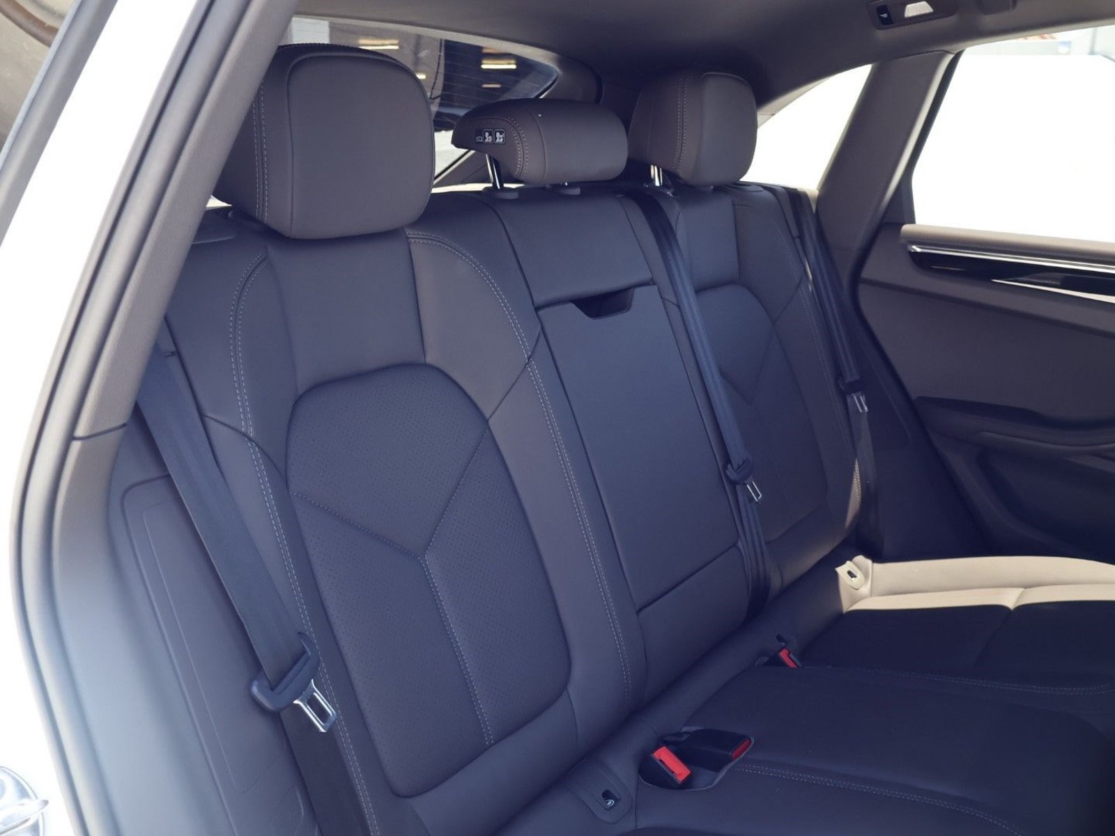 Certified 2026 Porsche Macan AWD/4WD image 23