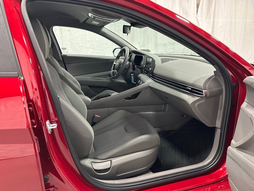 Used 2025 Hyundai Elantra SE FWD image 53