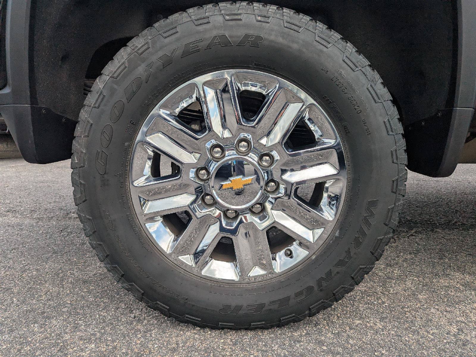 Used 2024 Chevrolet Silverado 2500 High Country w/ Technology Package AWD/4WD image 12