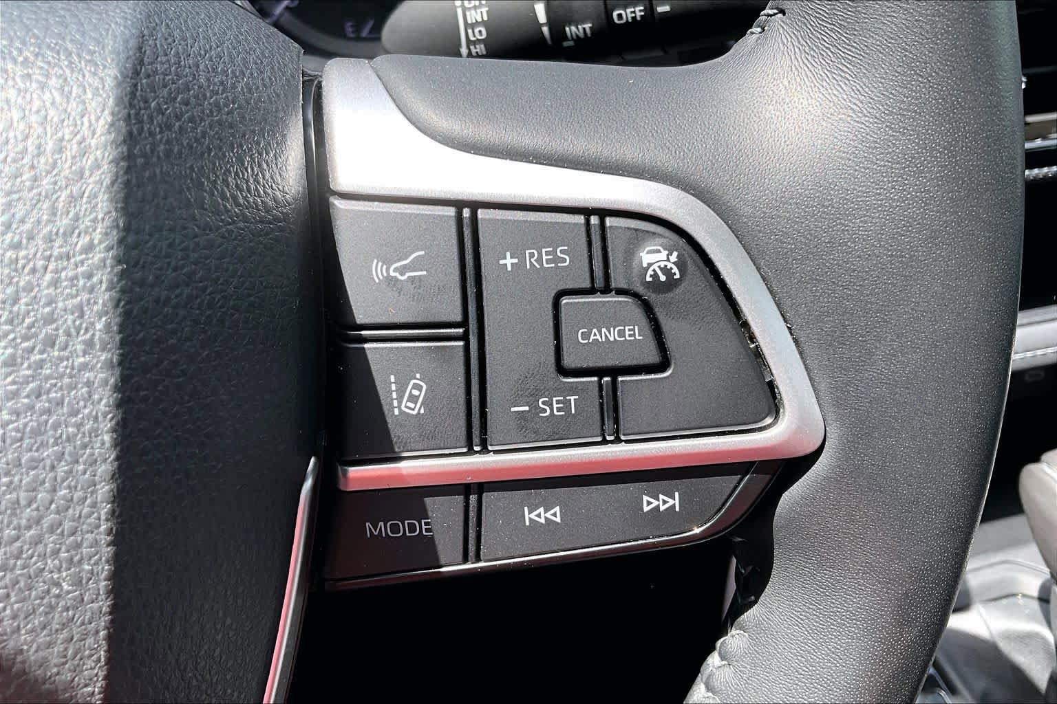 Used 2023 Toyota Highlander XSE FWD image 23