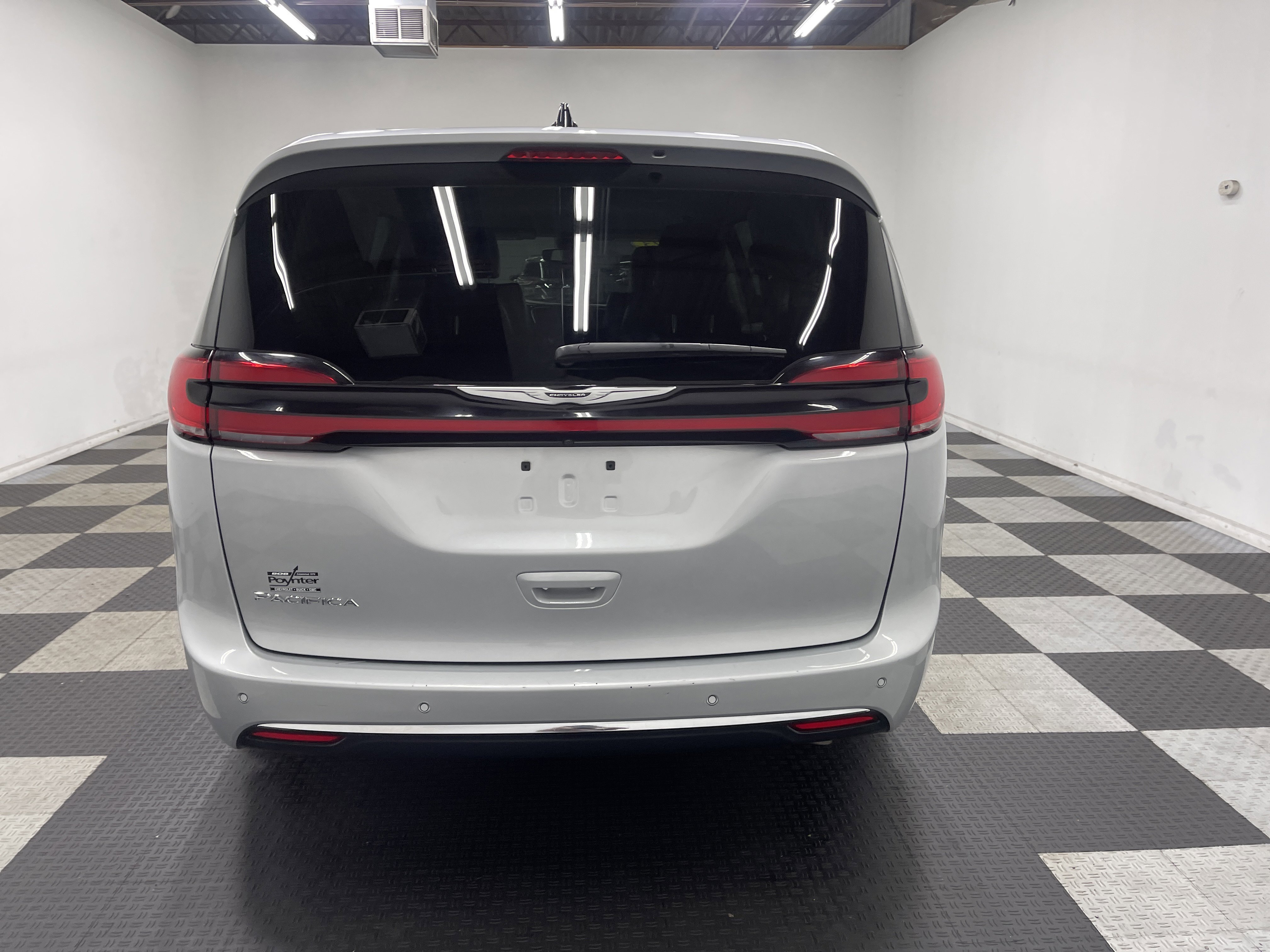Used 2023 Chrysler Pacifica Touring-L image 3