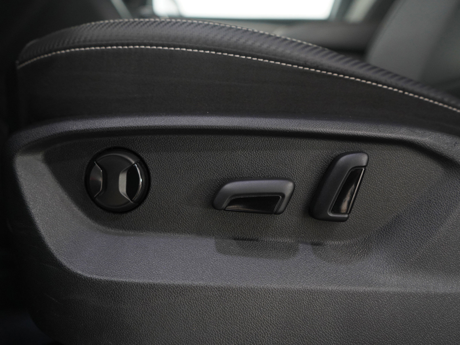 Used 2023 Volkswagen Atlas Cross Sport SE image 25