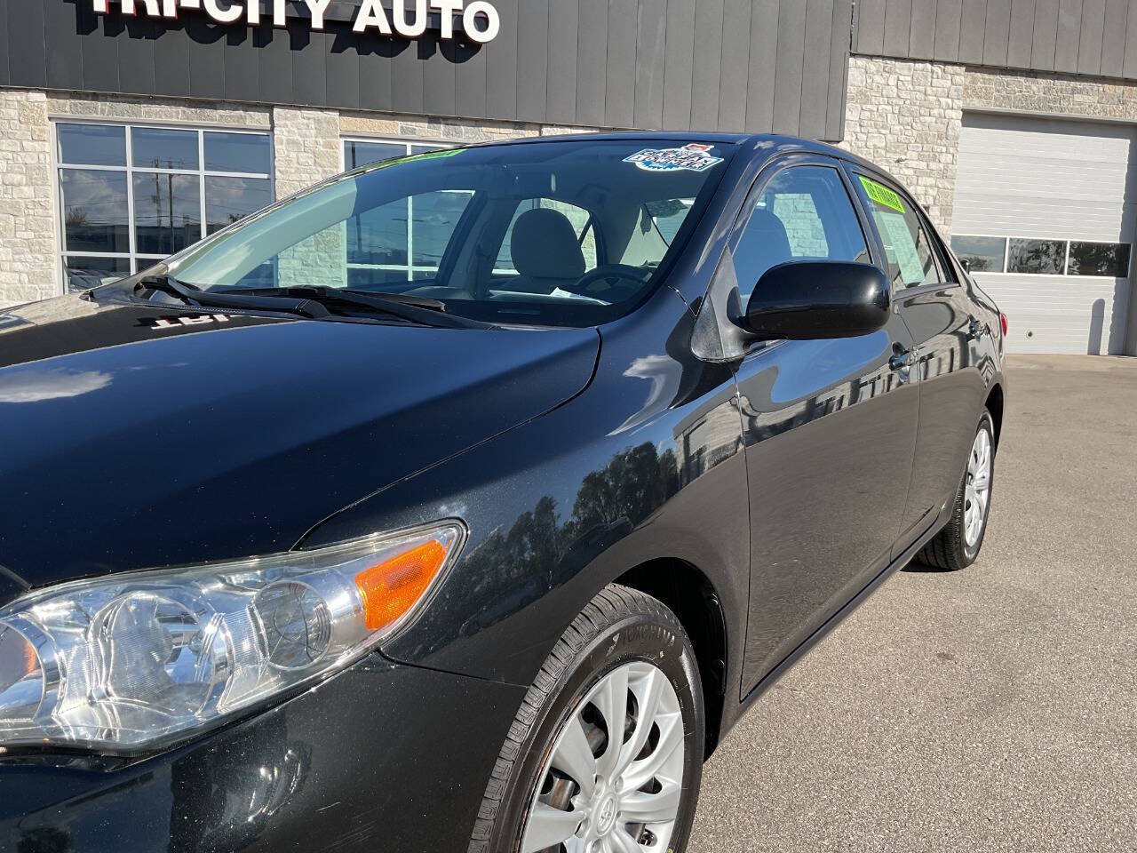 Used 2012 Toyota Corolla LE FWD image 2