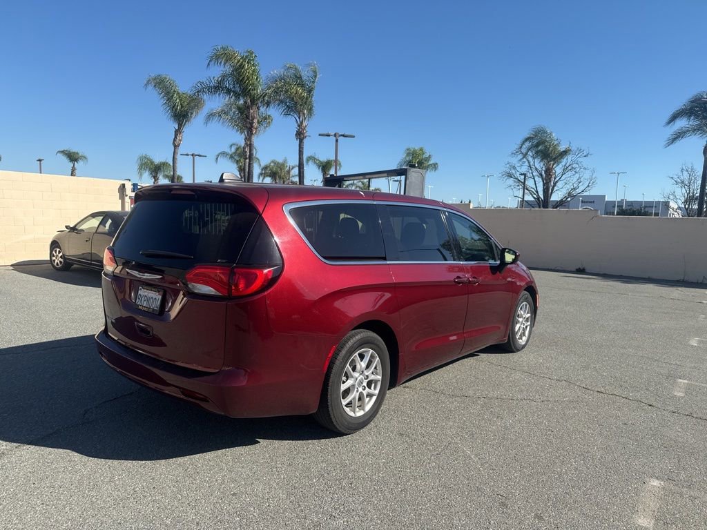 Used 2022 Chrysler Voyager LX image 8