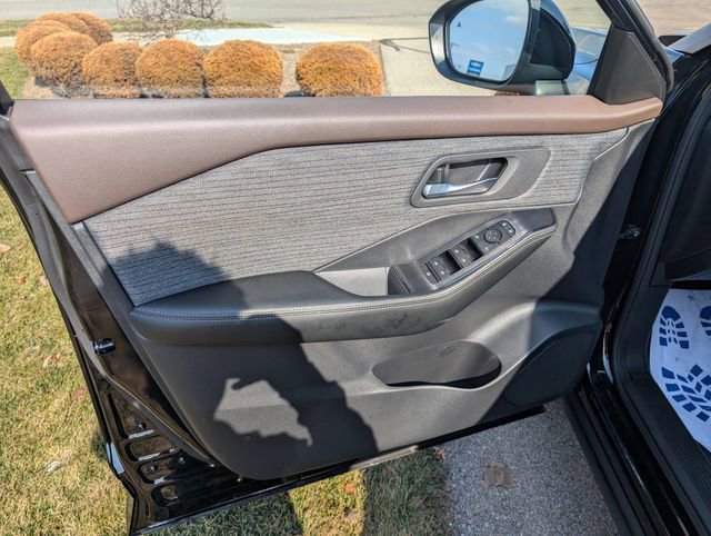 Used 2023 Nissan Rogue SV image 10